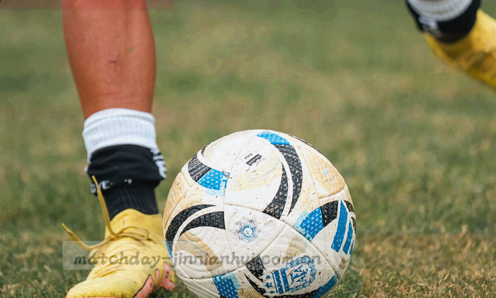数据折线与球场线稿叠合的抽象图形，数字呈等宽字排列